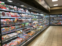 Wandkühlregale im Supermarkt