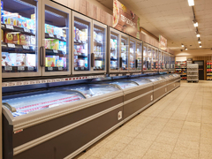 Tiefkühl-Kombi im Supermarkt