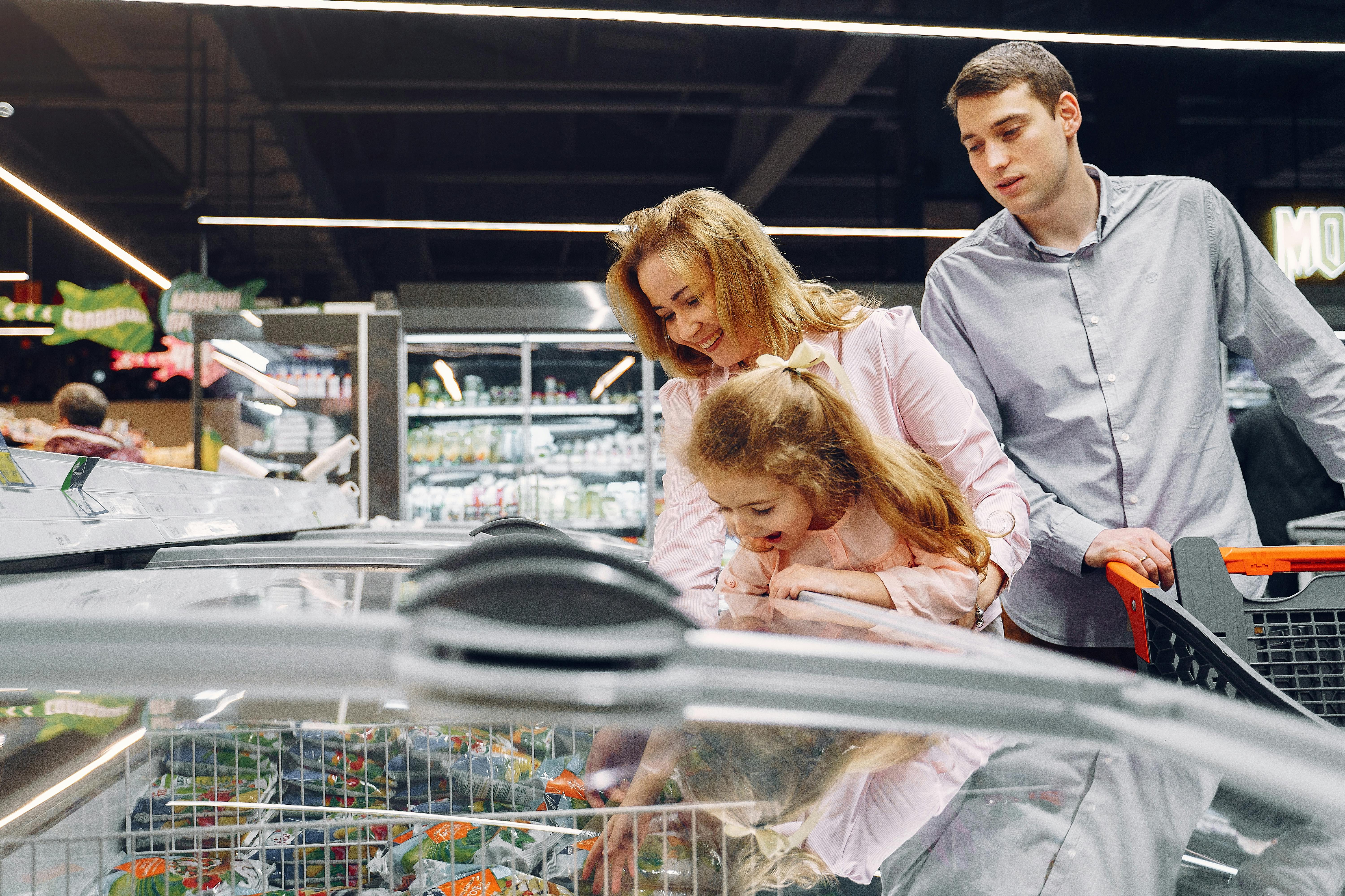 Familie im Supermarkt